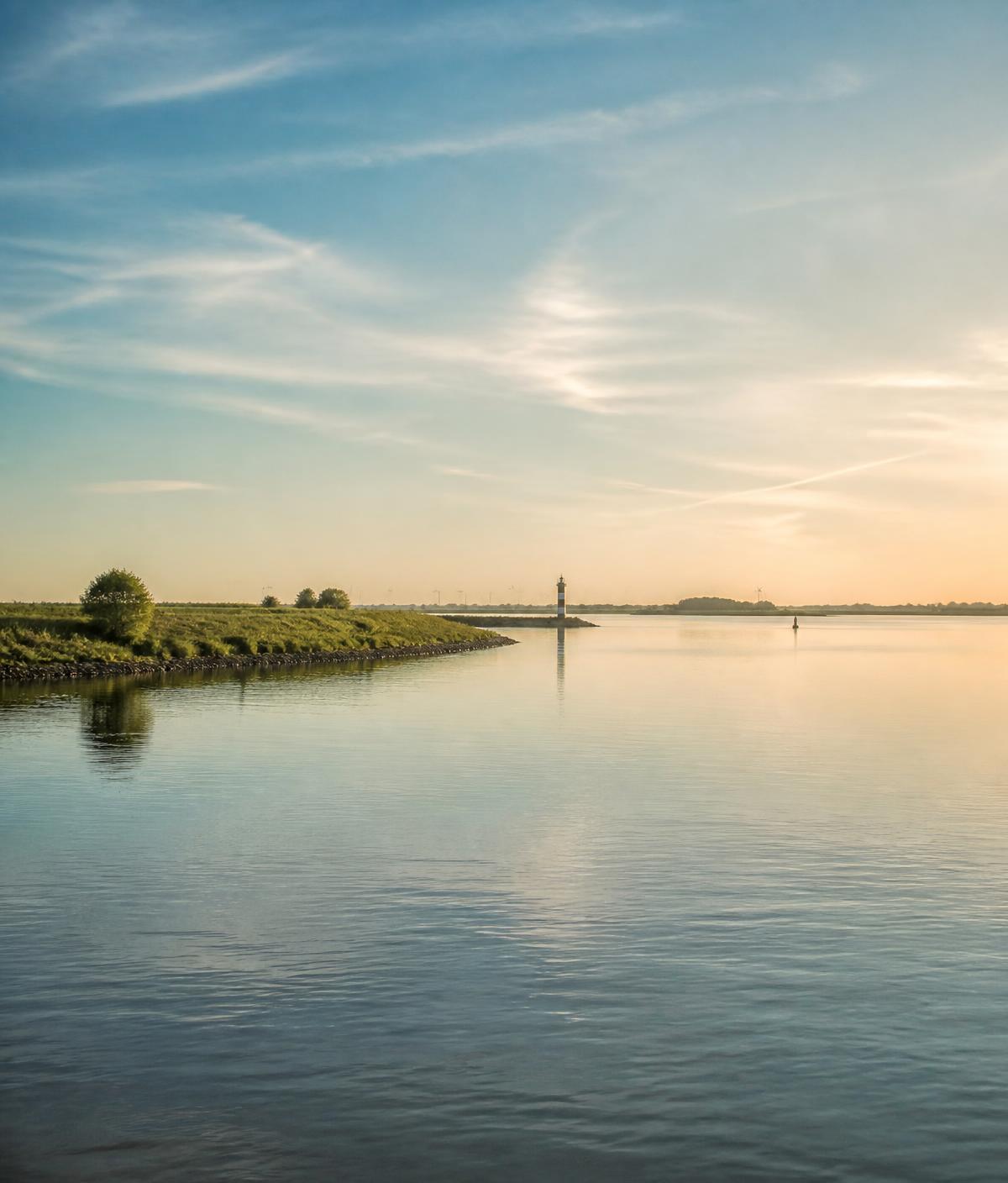 Ruhige Elbe bei Glückstadt im weichen Morgenlicht